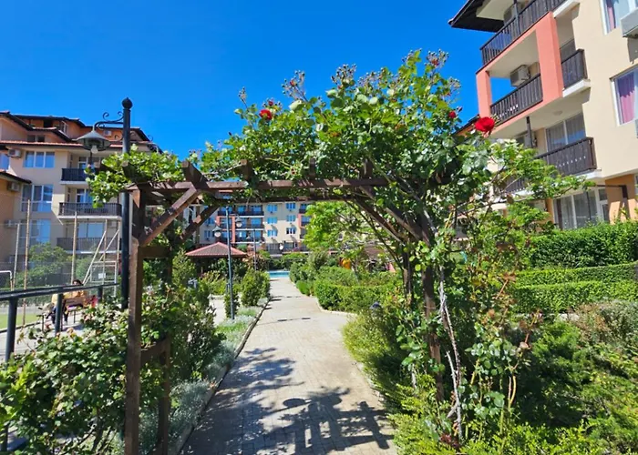 трехкомнатный с видом на море *